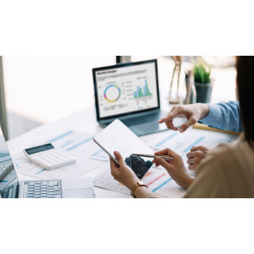 超越螢幕的連結：專業團體課程如何重建混合辦公下的團隊動能？